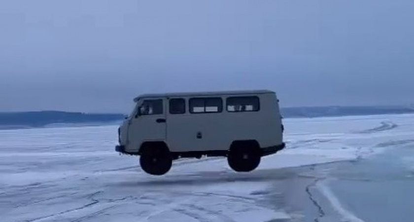 Решил поиграть с судьбой: водитель УАЗика прыгает через трещины на замерзшем Байкале (ВИДЕО)