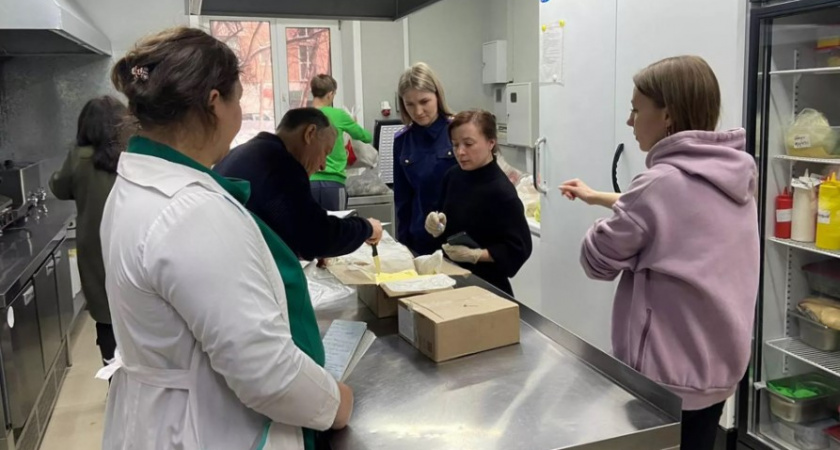 Уже отравилось порядка 50 человек в бургерной Приморья