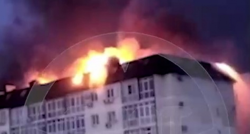 Облако дыма видно за несколько километров. Масштабный пожар в жилом доме в Анапе (ВИДЕО)