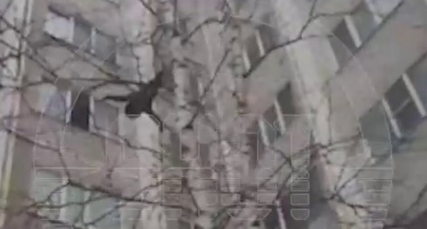 Пугающие кадры из Мегиона: подросток выпрыгнул из окна пятого этажа и... (ВИДЕО)