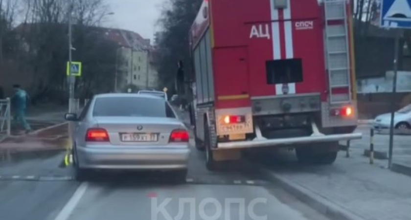 Жидкость коричневого цвета залила улицу в Калининграде. Что произошло (ВИДЕО)