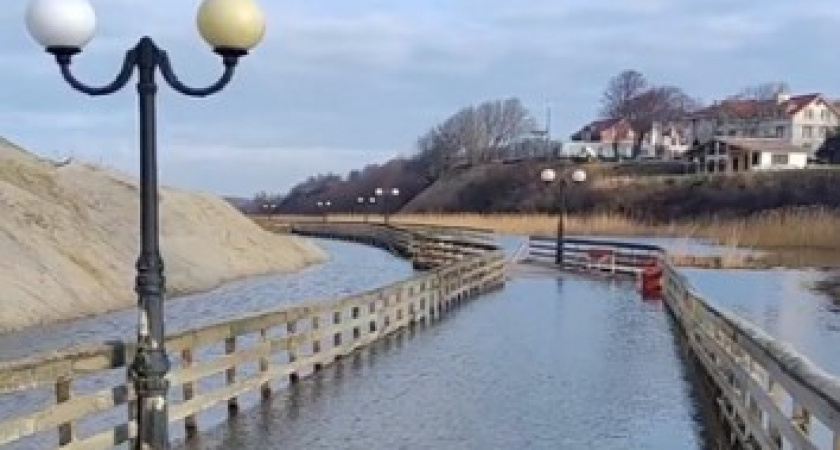 Почему, по мнению властей, затопило променад в Янтарном