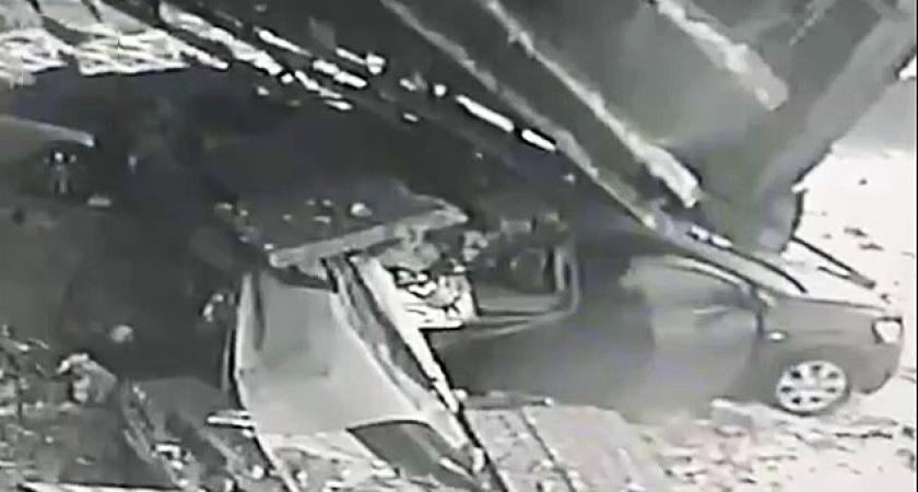 В Барнауле крыша упала прямо на машину, в которой находился человек. Какие последствия (ВИДЕО)