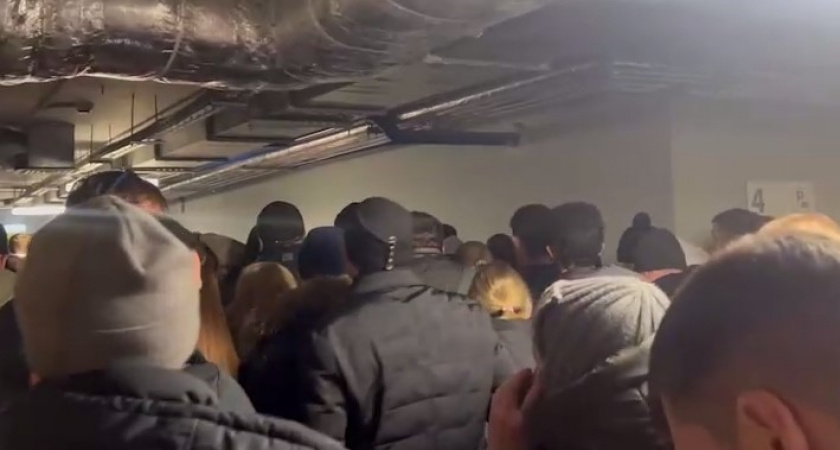 Из-за этого пассажира скопилась целая очередь на вход в аэропорт «Шереметьево». Что произошло (ВИДЕО)