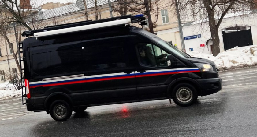 Приставал на уроках в малолетней ученице