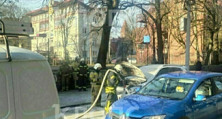 В Калининграде машина загорелась прямо посреди улицы (ВИДЕО)