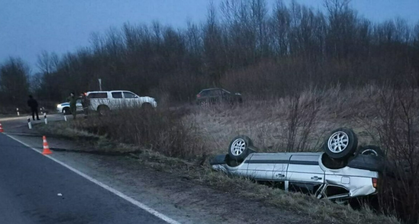 Страшное ДТП в Калининградской области: от удара машина улетела в кювет и перевернулась. Есть пострадавшие