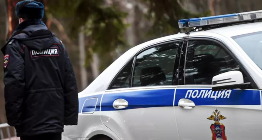 В Мурманске школьный автобус полный детей не смог удержаться на дороге и...