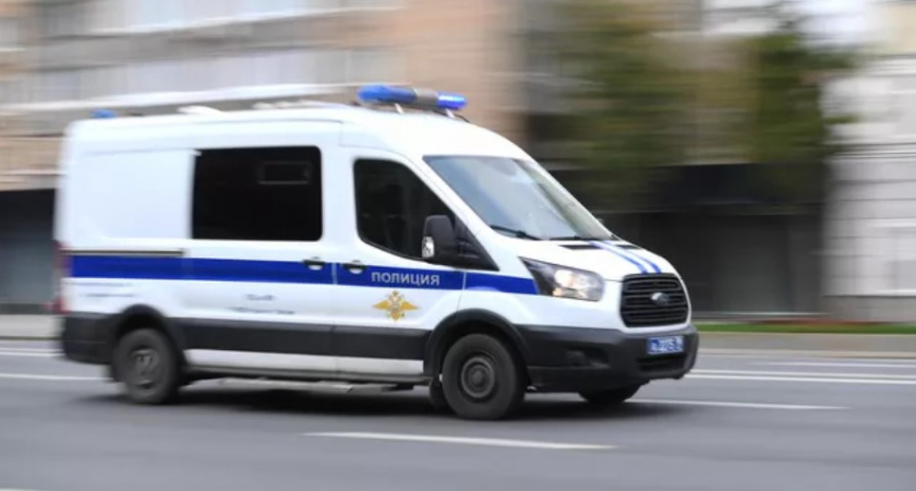 Полиция пытается задержать мужчину, который плун со всей дури женщину в...