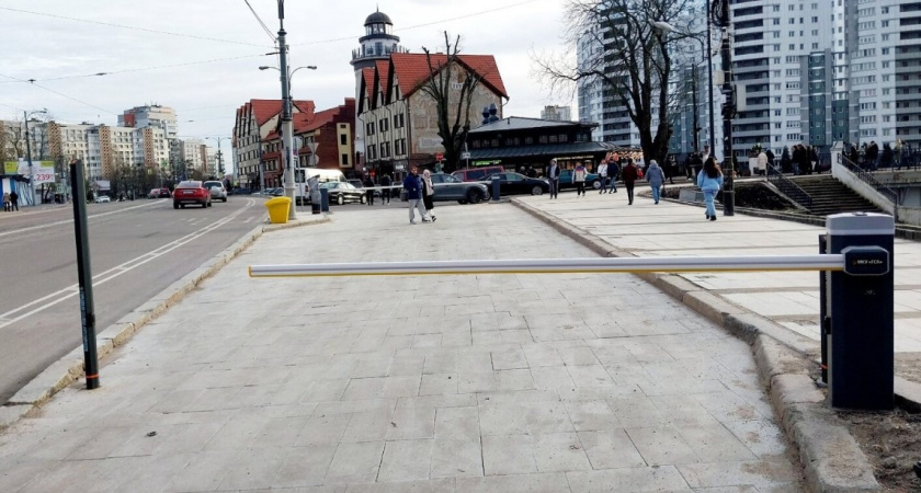 Оставить машину больше не получится. Почему закрыли бесплатную парковку перед входом на остров Канта