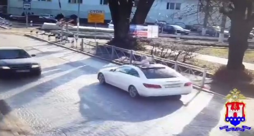 Девочка почти полностью вылезала из люка автомобиля во время движения. Как такое допустил ее отец. Инцидент в Светлогорске (ВИДЕО)