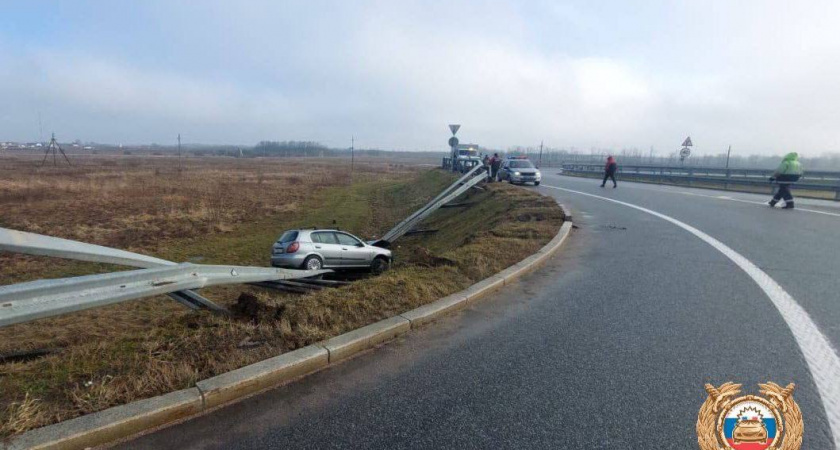 Улетел в кювет и снес ограждение - что случилось с водителем на Приморском кольце