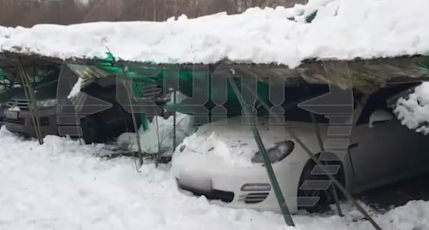 Крыша парковки погребла под собой десятки дорогих авто (ВИДЕО)
