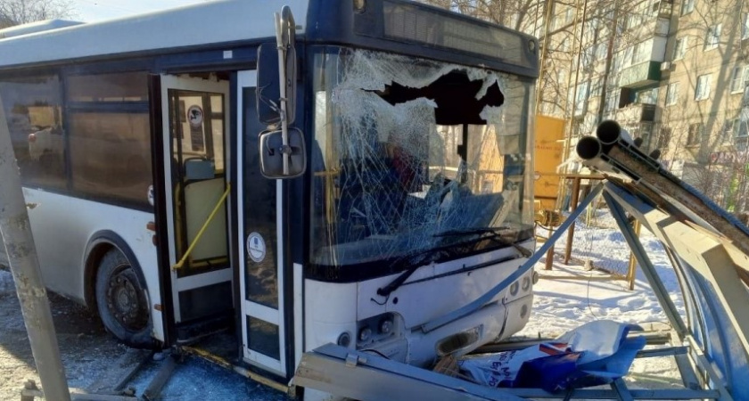 Жуть на дороге: саратовский автобус на скорости влетел прямо в остановку. Какие последствия (ВИДЕО)