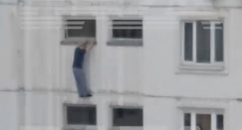 На грани жизни и смерти: пенсионер из Москвы вылез из окна на 12-ом этаже и... (ВИДЕО)
