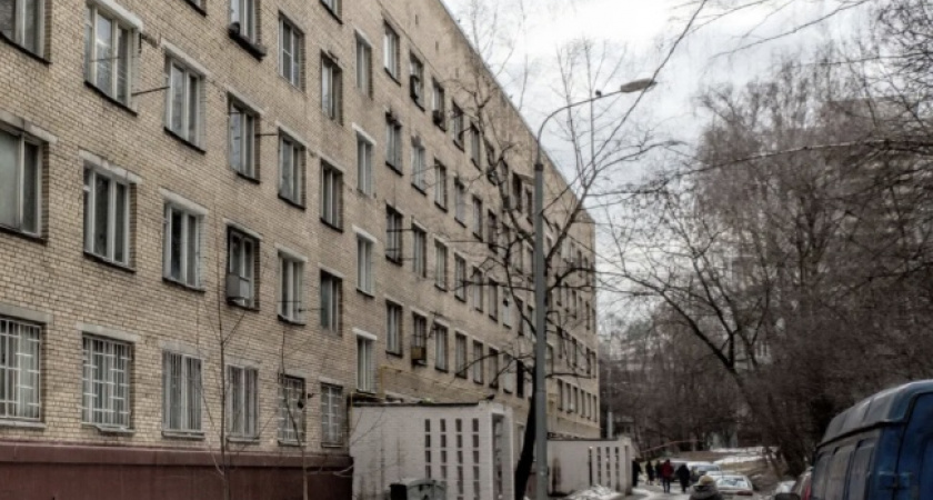 На Каштановой аллее молодой человек и его друг , так хотели попасть в гости к невесте, которая не приняла их в нетрезвом виде в общежитии , что пошли на экстремальные действия