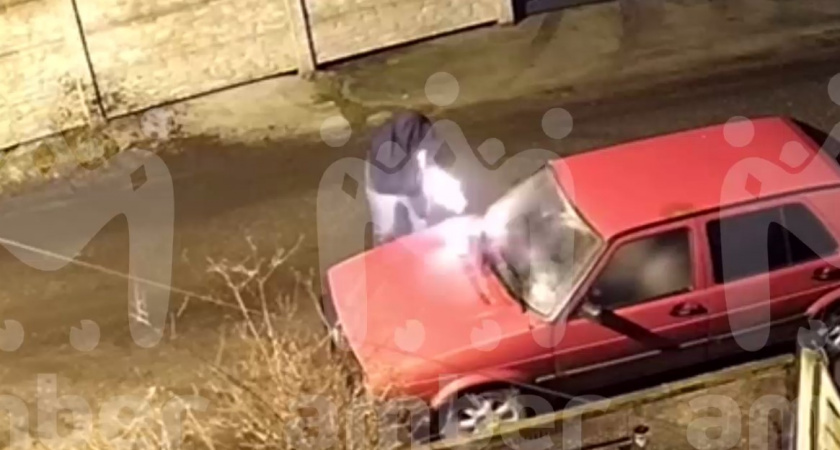 Калининградец хотел подпалить чужую машину, но не знал, чем это закончится для него (ВИДЕО)