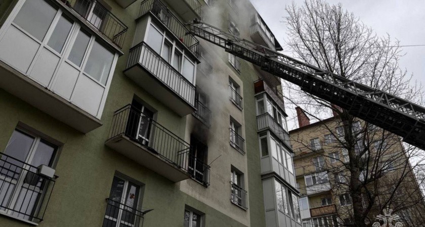 В Калининграде на улице Суворова произошел пожар в квартире. Пострадали дети