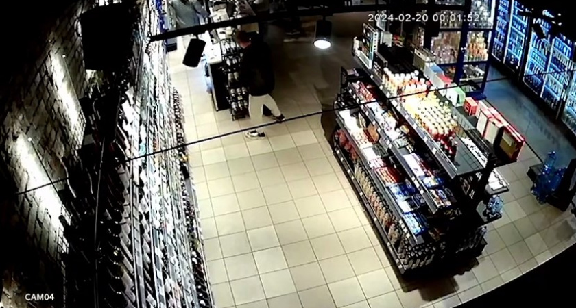 Калининградец решил хорошо провести вечер и стащил две бутылки из магазина, но не знал, что его снимает камера (ВИДЕО)