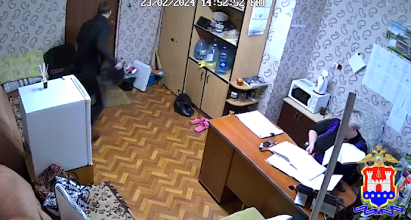Извинения и вежливость рецидивиста не помешали ему украсть сумку у диспетчера такси (ВИДЕО)