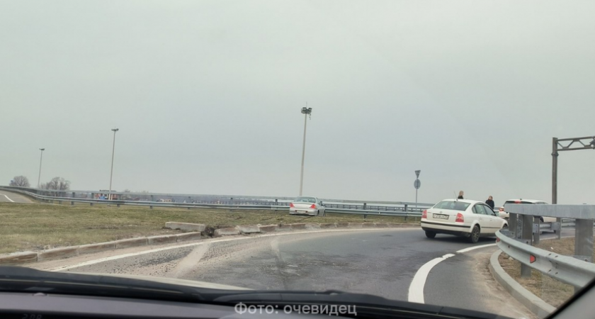 На Приморском кольце автомобиль улетел в отбойник