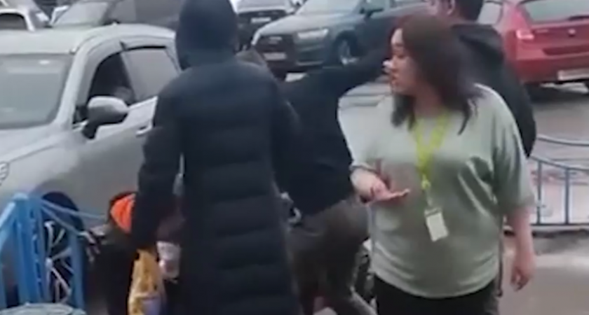 Подумали, что женщина украла колбасу и жестоко избили ее (ВИДЕО)