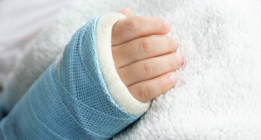 Шокирующий случай: в Подмосковье молодая мать сломала руки новорожденному, когда пыталась надеть на него комбинезон (ВИДЕО)