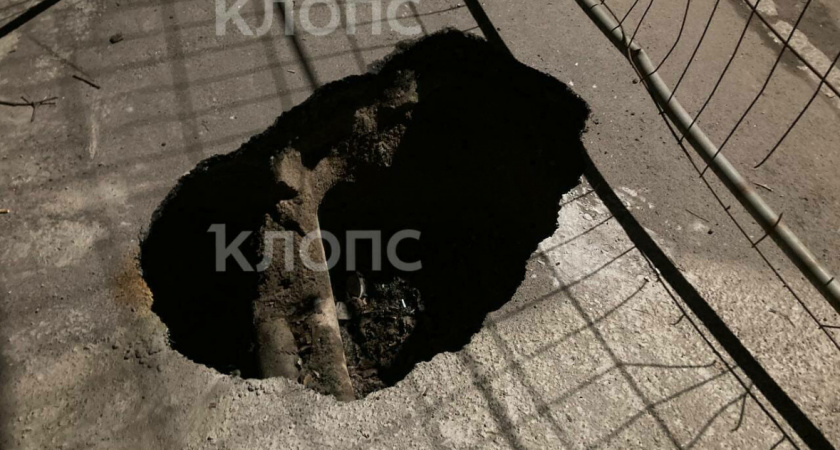 Земля уходит из-под ног: на Каштановой аллее прямо посреди тротуара появилась большая и глубокая яма