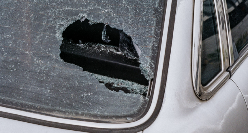 Неизвестные открыли огонь по машине с детьми