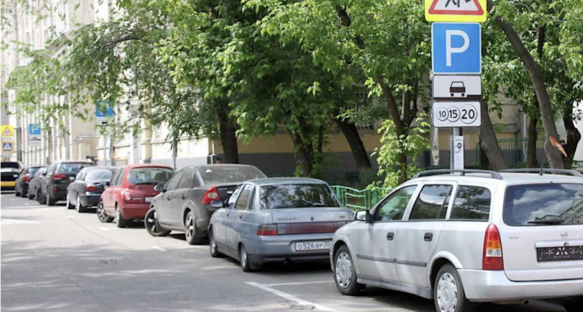 На улице Колесникова местные жители ведут неравный бой с соседкой , которая запрещает ставить автомобили на дороге напротив ее дома.