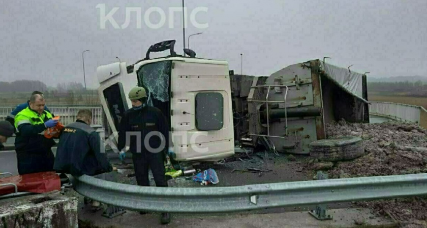 Утро оказалось не таким добрым: в Калининграде грузовик протаранил отбойник и перевернулся