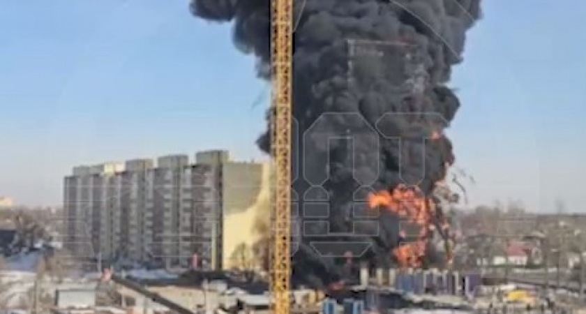 «Горящие куски разлетаются в разные стороны» Страшный пожар в Твери попал на камеру (ВИДЕО)