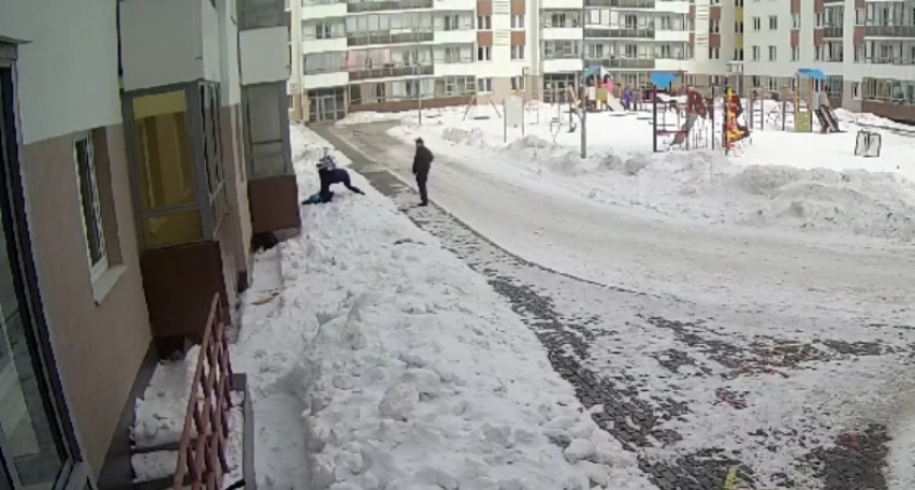 Глыба льда упала на игравшего  ребёнка в Екатеринбурге (видео) 