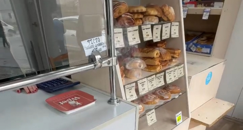 В хлебном ларьке на Фрунзе продавщица терроризирует покупателей. (ВИДЕО)