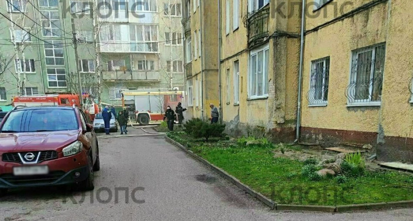 «Пострадали ребенок и беременная женщина» В Калининграде случилось ЧП: загорелся жилой дом на Угловой улице