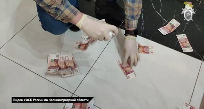 «Получается, еще три сотки с меня» Замглавы администрации в Славске засунул взятку в карман, но не знал, что его снимает скрытая камера (ВИДЕО)