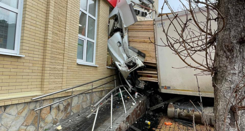 В Железноводске водитель фуры сначала столкнулся с молоковозом, а затем протаранил магазин