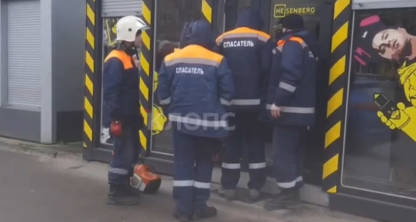 В Калининграде сотрудница магазина продала ребенку запрещенный товар, а затем и вовсе закрылась внутри торговой точки (ВИДЕО)