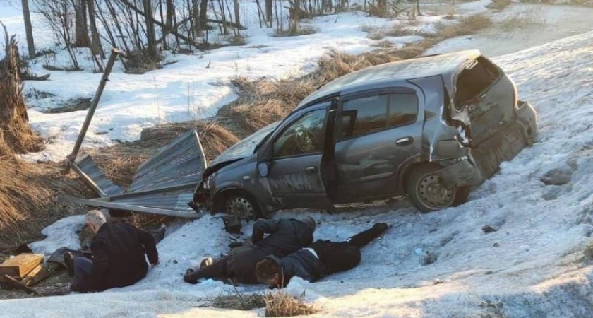На грани трагедии: в Подмосковье машина на скорости влетела прямо в автобусную остановку, на которой находились люди (ВИДЕО)