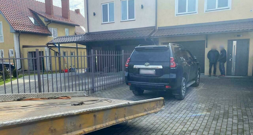 Должник из Гурьевка закрыл во дворе дома приставов, пришлось даже вмешиваться полиции и МЧС