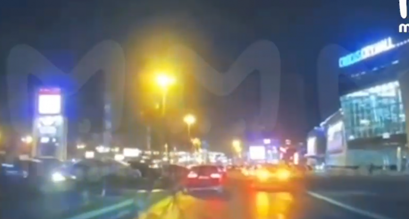 В сети появились самые первые кадры начала теракта в Крокус Сити, когда террористы только начали заходить (ВИДЕО)