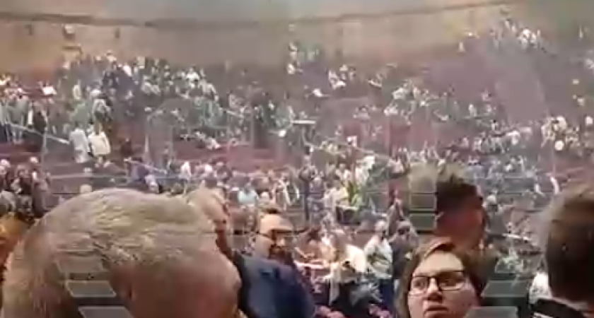 ВНИМАНИЕ, ШОКИРУЮЩИЕ КАДРЫ! Люди услышали стрельбу за стеной и начинают покидать свои места, как вдруг слышат выстрелы уже в своем зале (ВИДЕО)