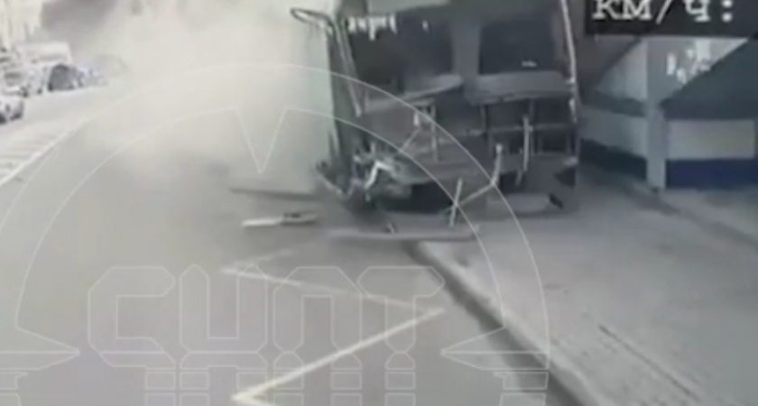 Ужасный момент столкновения автобуса в семь легковых автомобилей в Курске попало на камеру (ВИДЕО) 