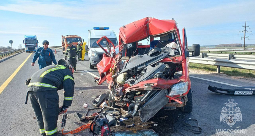 Движение в сторону Черняховска ограничено: на трассе Калининград-Нестеров столкнулись микроавтобус и грузовик, есть пострадавшие (ВИДЕО) 