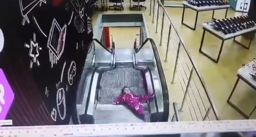 Несчастный случай в одном из ТЦ Новосибирска едва не случился с маленьким ребенком (ВИДЕО) 