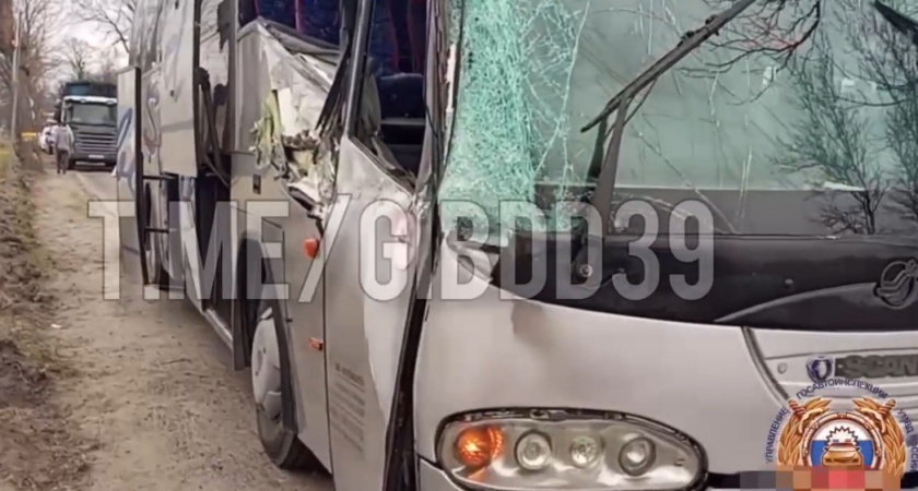 Один пассажир получил травмы. На пути из Балтийска туристический автобус попал в ДТП (ВИДЕО) 