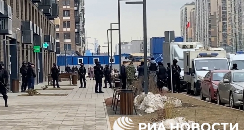 Прямо сейчас в подмосковной квартире проходят следственные действия. Именно там жили террористы, которые участвовали в нападении на «Крокус» (ВИДЕО) 