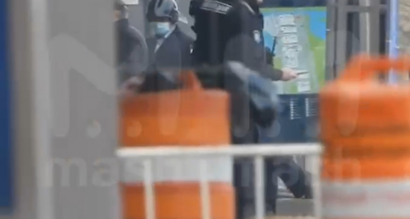 Для следственного действия к главному входу в «Крокус» был доставлен террорист без уха (ВИДЕО) 