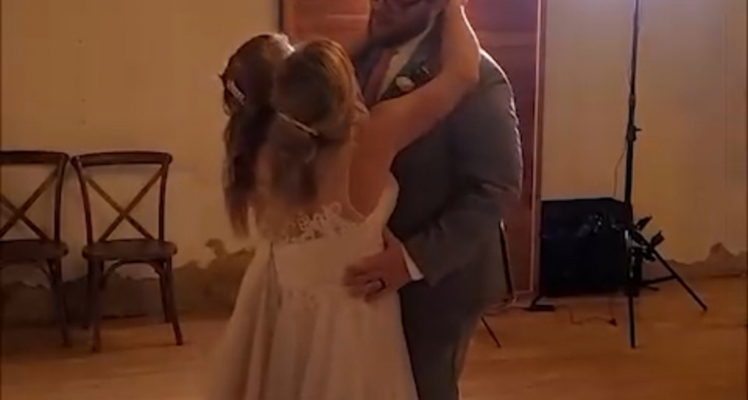 Одна из сиамских близнецов в США вышла замуж (ВИДЕО) 