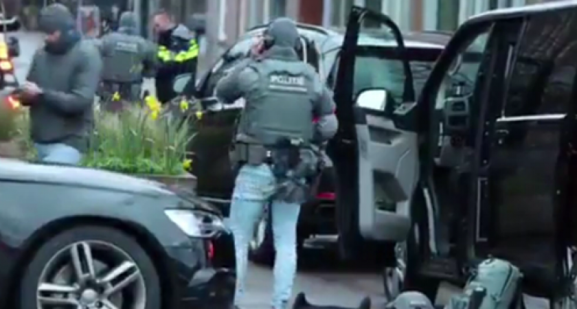 «Хотел попить кофейку, но теперь мы ждем наших спасителей» В Нидерландах людей взяли в заложники в кафе (ВИДЕО)